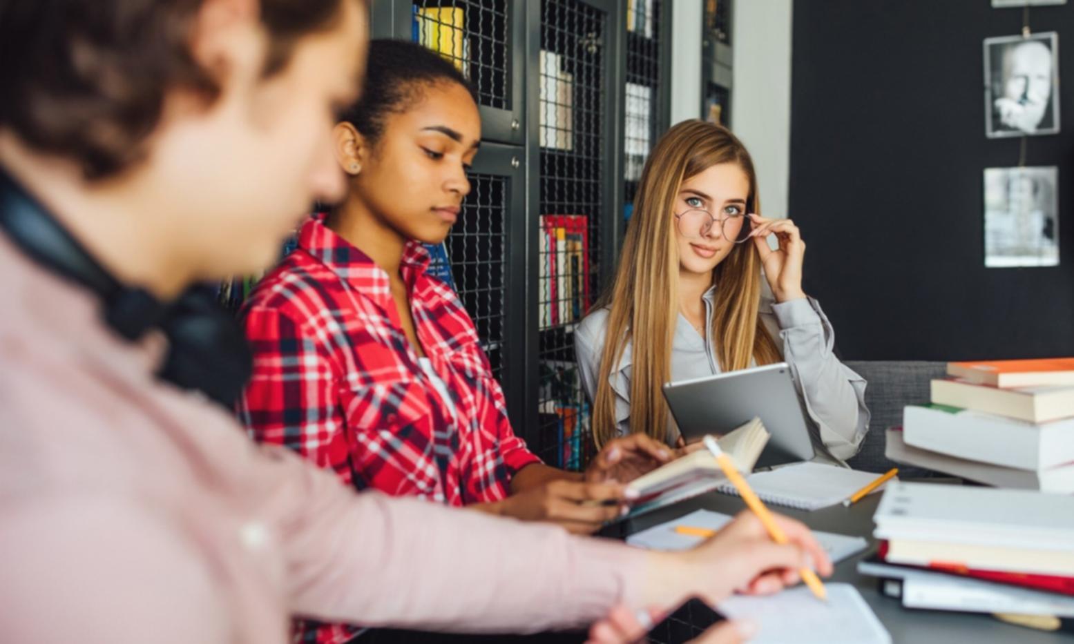 Современный офис с командой профессионалов, обсуждающих стратегию развития